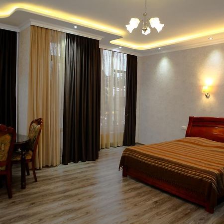 White Hotel Guesthouse Zugdidi Εξωτερικό φωτογραφία