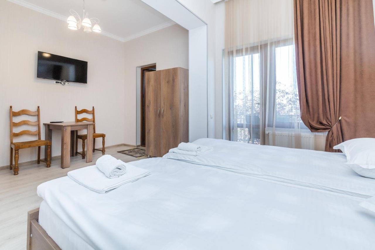 White Hotel Guesthouse Zugdidi Εξωτερικό φωτογραφία