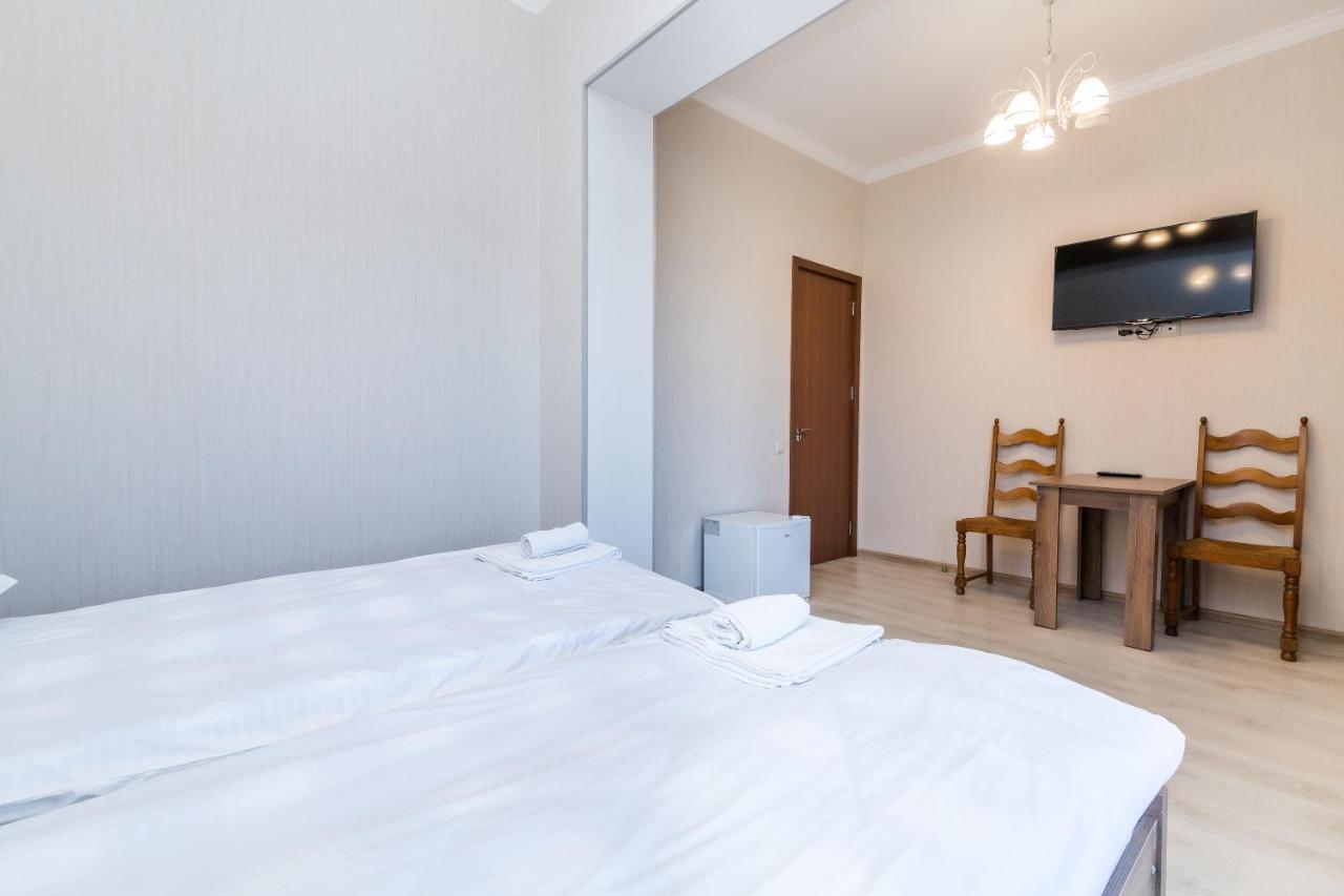 White Hotel Guesthouse Zugdidi Εξωτερικό φωτογραφία