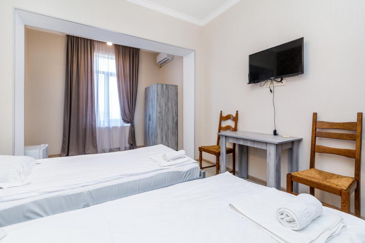 White Hotel Guesthouse Zugdidi Εξωτερικό φωτογραφία