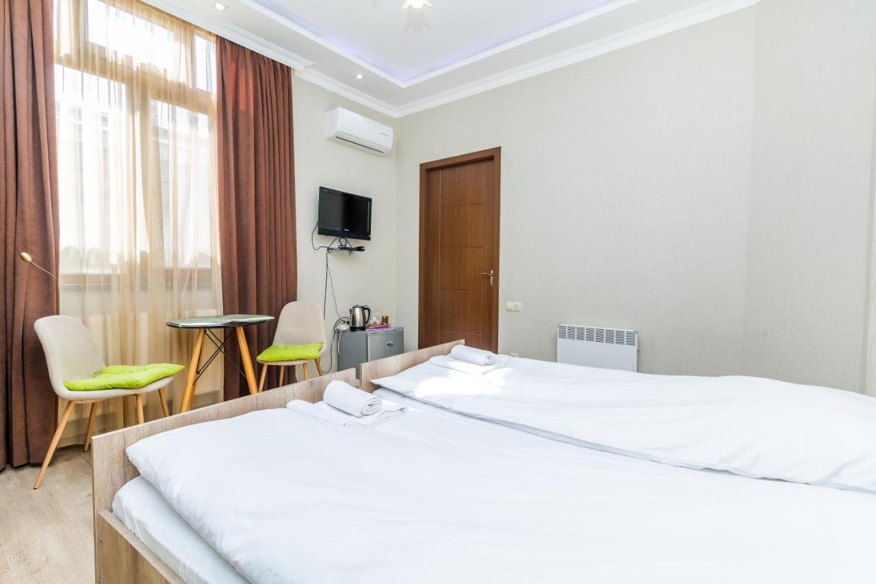 White Hotel Guesthouse Zugdidi Εξωτερικό φωτογραφία