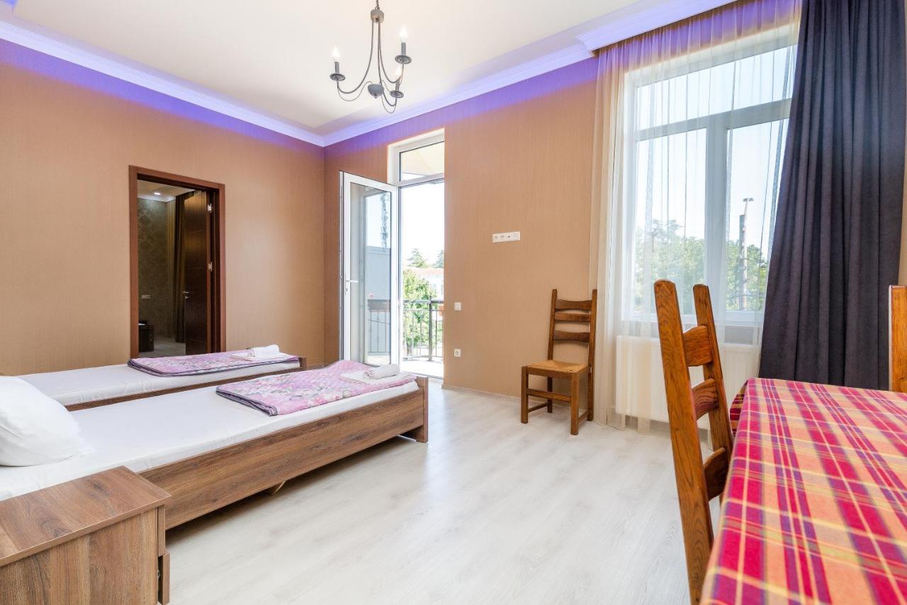 White Hotel Guesthouse Zugdidi Εξωτερικό φωτογραφία