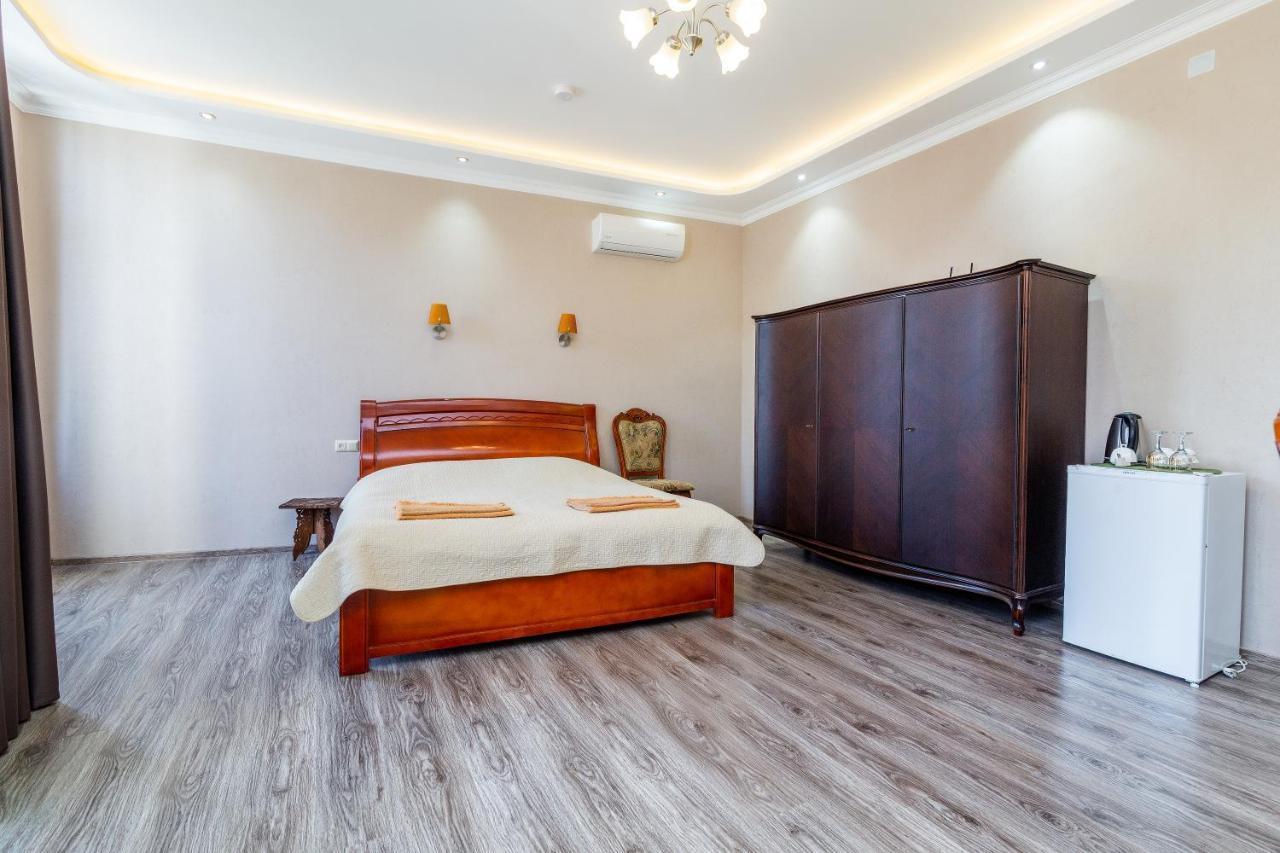 White Hotel Guesthouse Zugdidi Εξωτερικό φωτογραφία