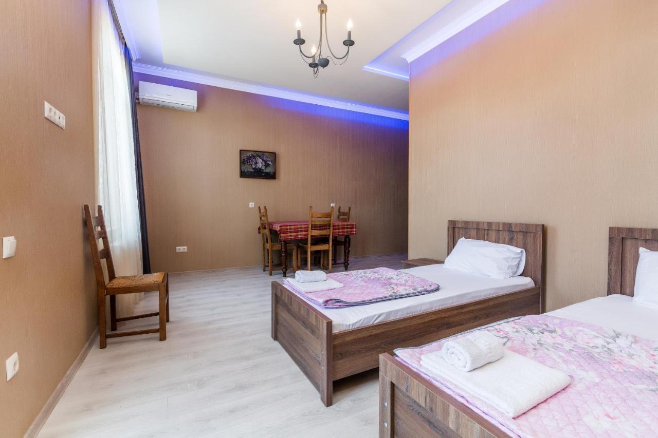 White Hotel Guesthouse Zugdidi Εξωτερικό φωτογραφία