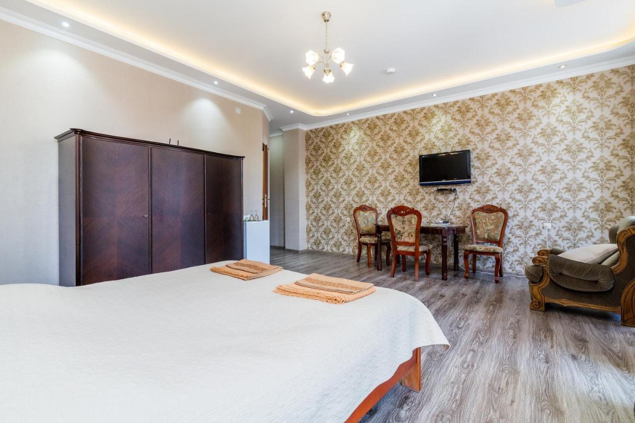 White Hotel Guesthouse Zugdidi Εξωτερικό φωτογραφία