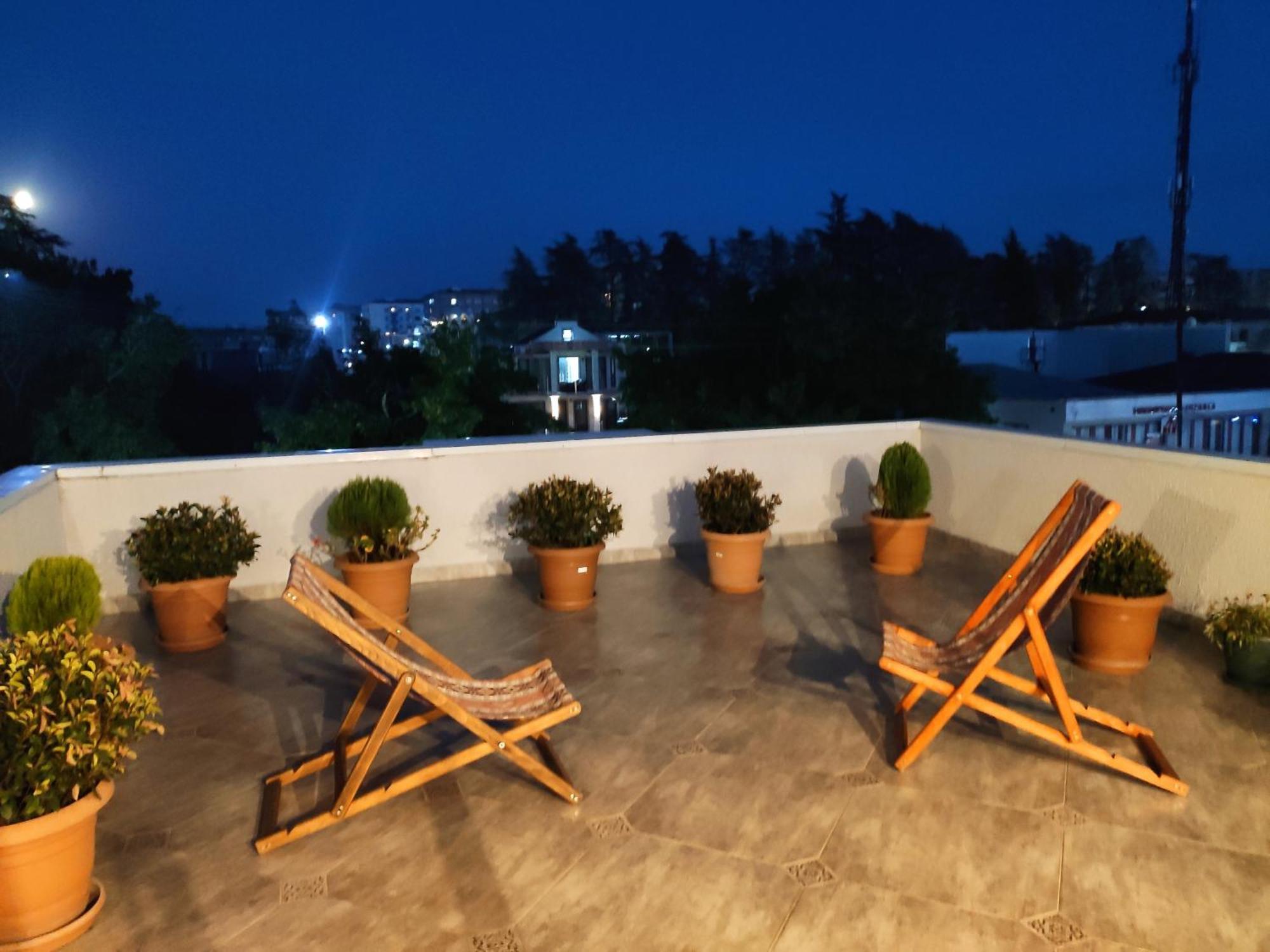 White Hotel Guesthouse Zugdidi Εξωτερικό φωτογραφία