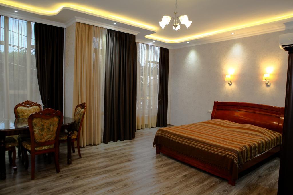 White Hotel Guesthouse Zugdidi Εξωτερικό φωτογραφία