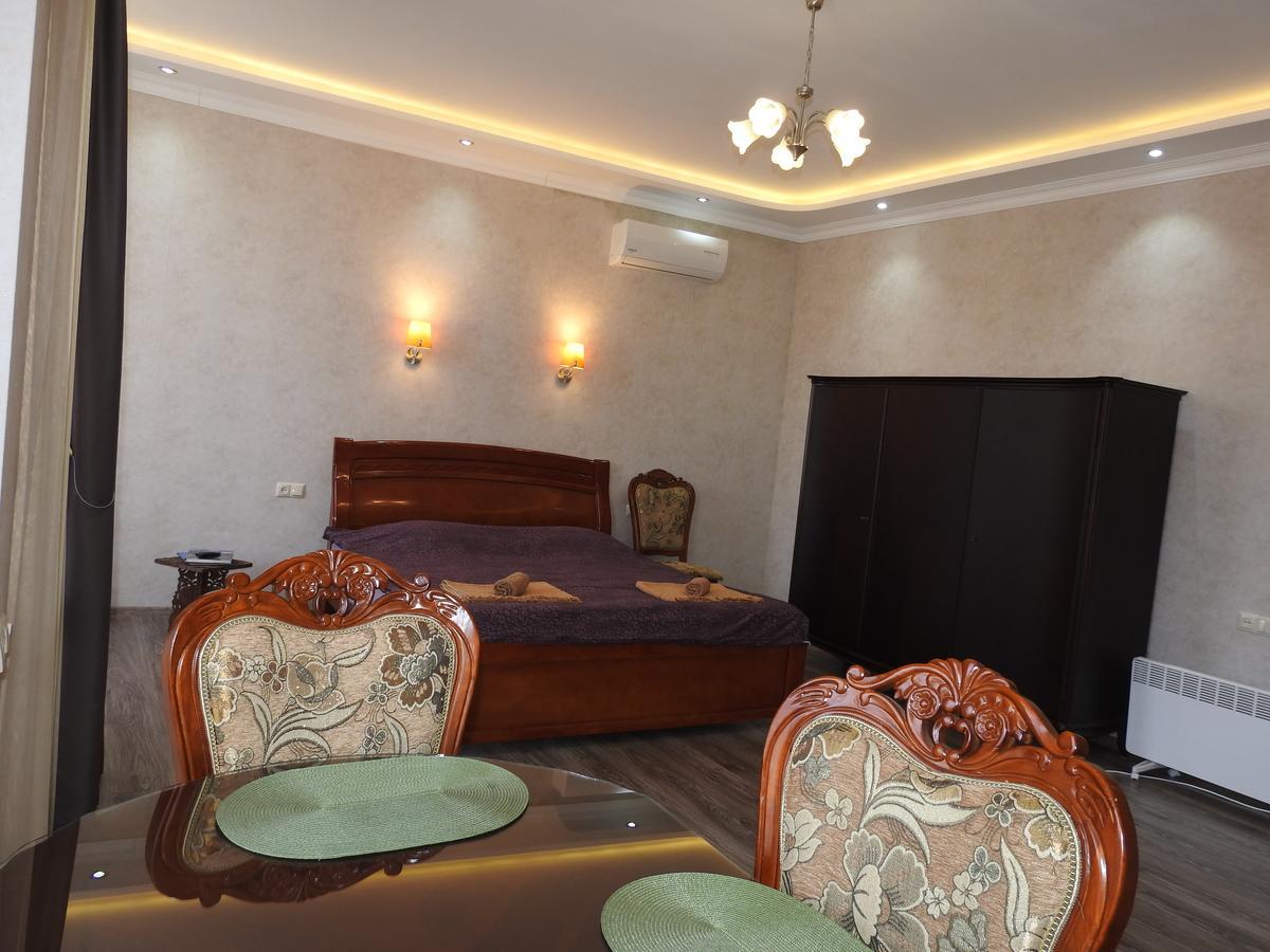 White Hotel Guesthouse Zugdidi Εξωτερικό φωτογραφία