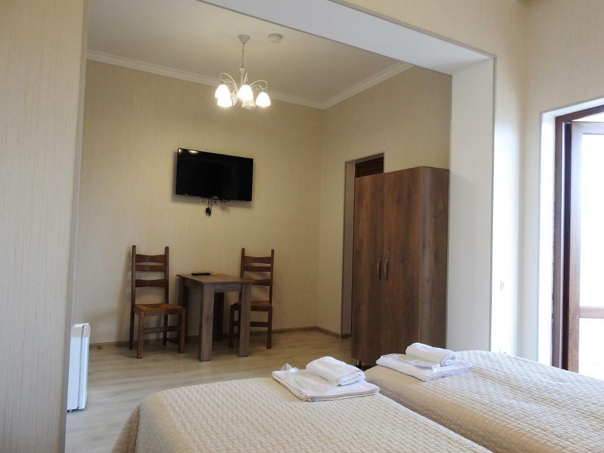 White Hotel Guesthouse Zugdidi Εξωτερικό φωτογραφία