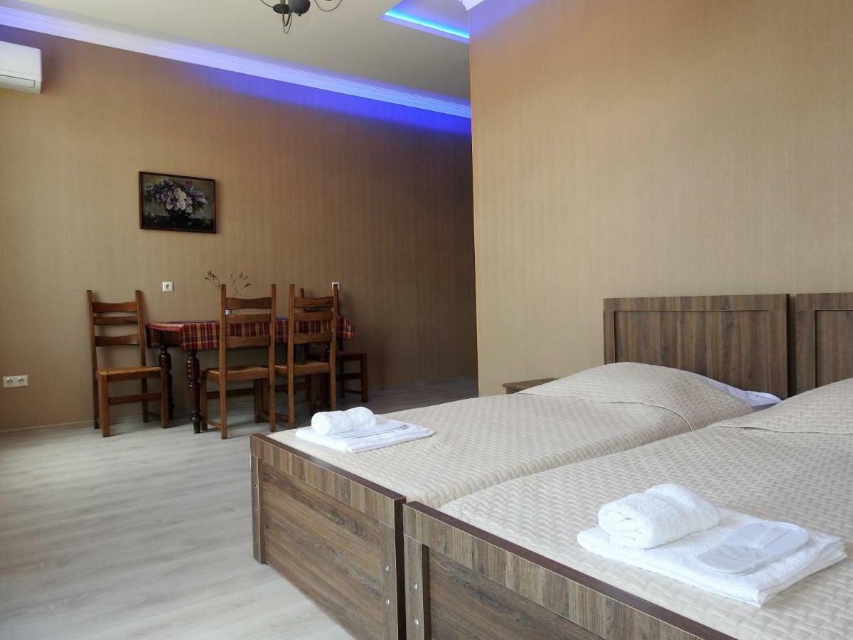 White Hotel Guesthouse Zugdidi Εξωτερικό φωτογραφία